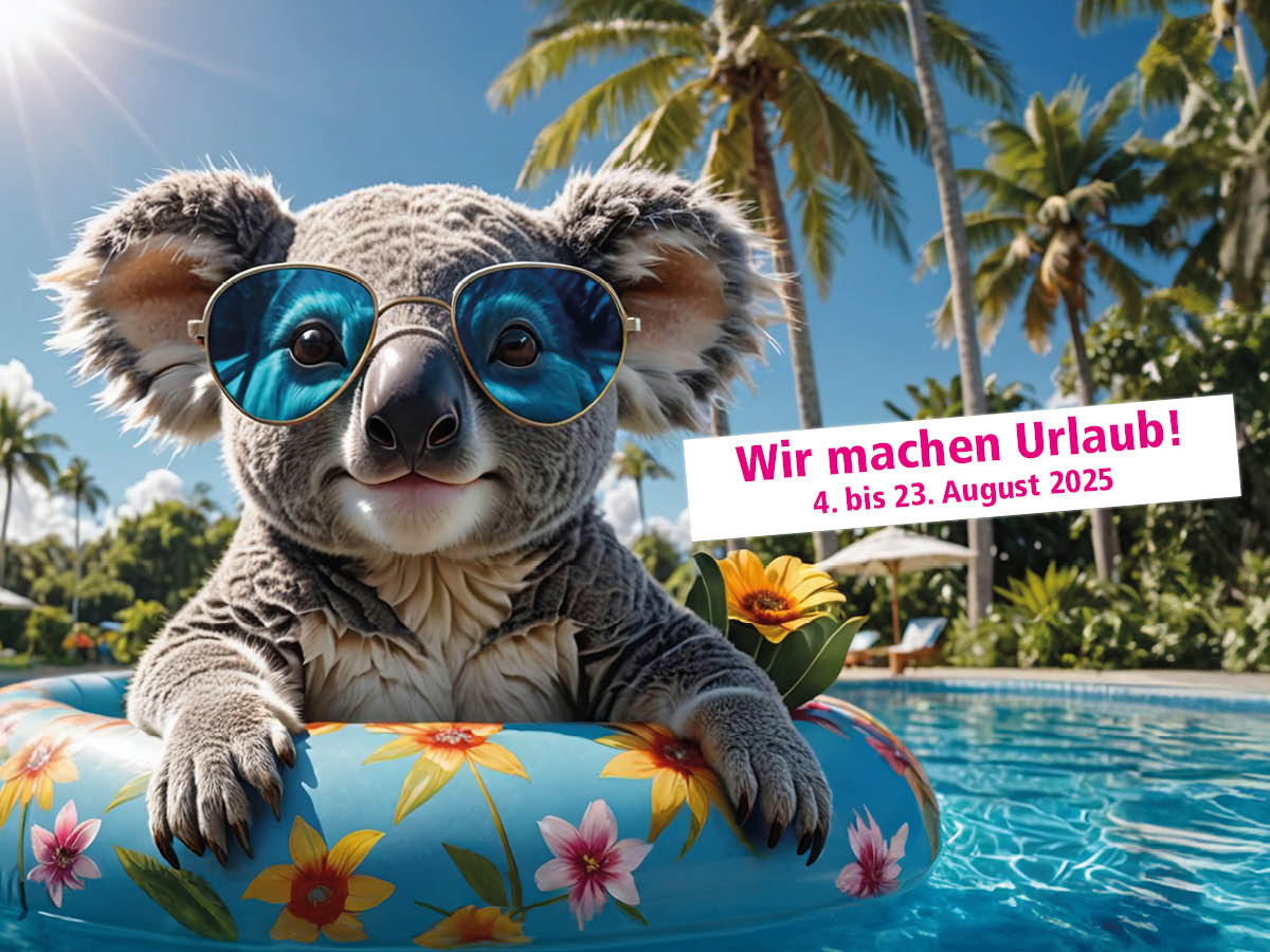 Ein Panda sitzt in einem Schwimmring im Pool vor tropischer Kuslisse. Text: Wir machen Urlaub von 4. bis 23. August.