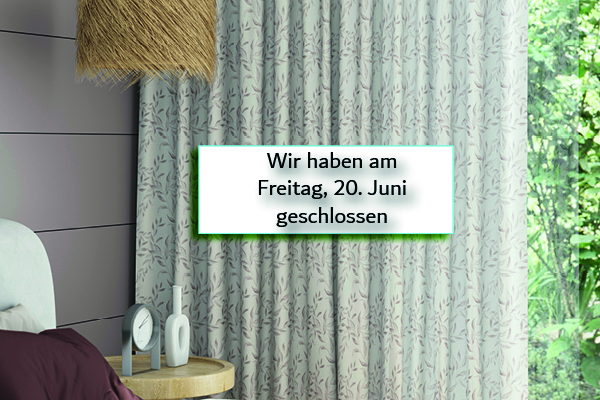 Helle Gardine mit braunem Blattmuster im Schlafzimmer