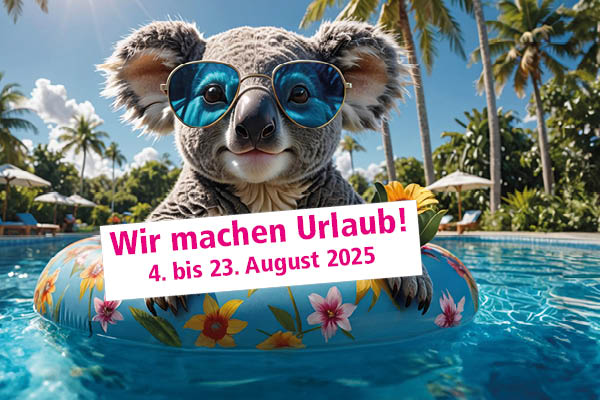 Ein Panda sitzt in einem Schwimmring im Pool vor tropischer Kuslisse. Text: Wir machen Urlaub von 4. bis 23. August.